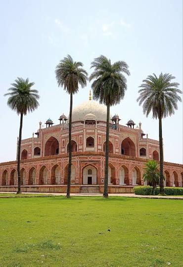 Humayun's Tomb with its garden pathways in Delhi