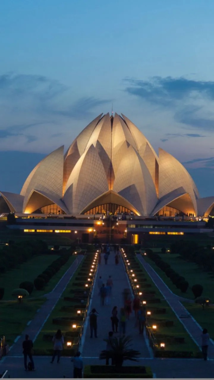 Lotus Temple in Delhi at dusk